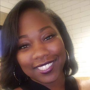 Meet your Posher, Adrianne